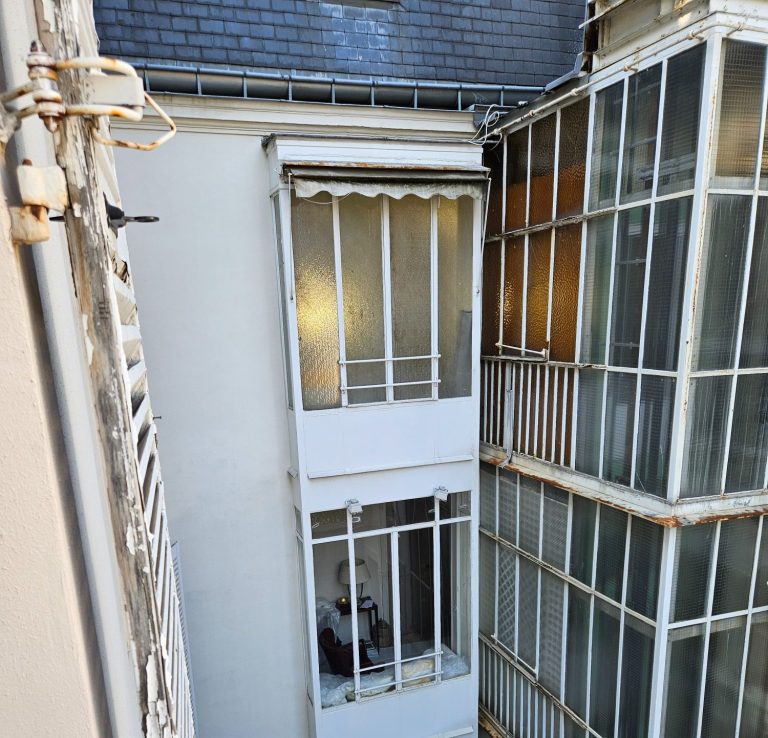 Ascenseur créé avec verrière en métal pour desservir un appartement sur les Champs-Élysées