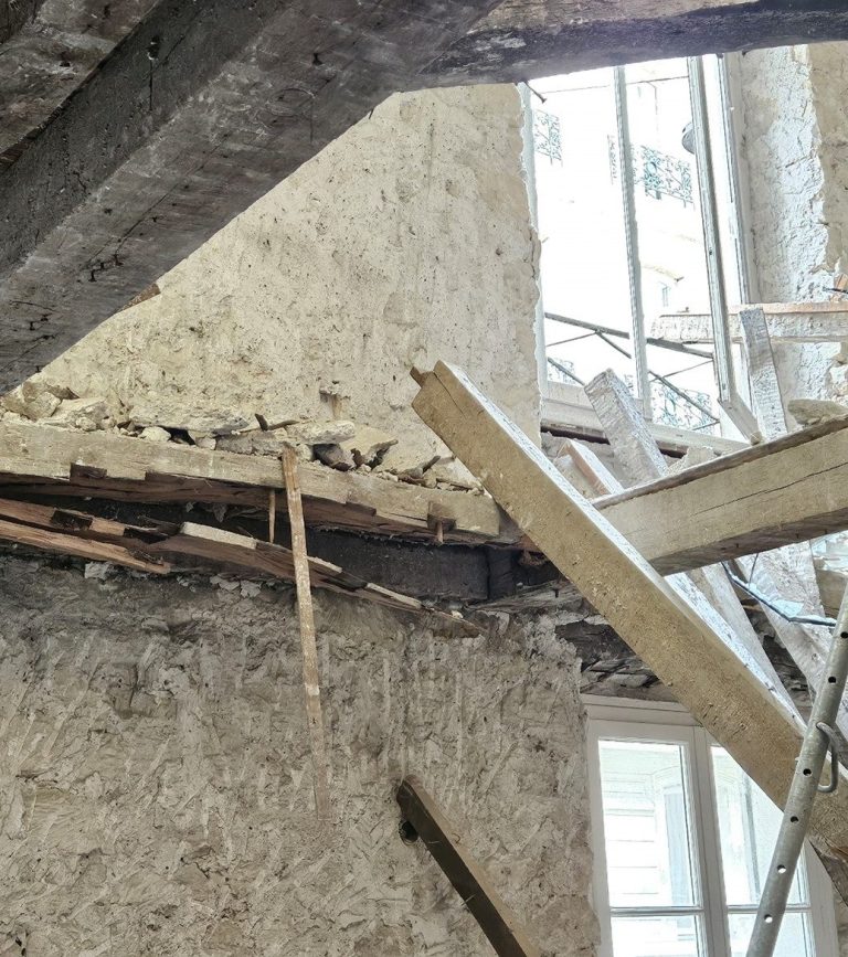 Plancher en bois effondré à cause d’une rupture de gerce dans la ligne des mortaises d’un chevêtre