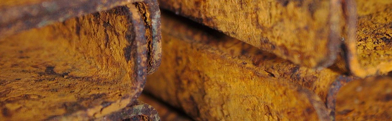 Corrosion atmosphérique sur tubes métalliques dans le bâti ancien due à l’humidité et à l’exposition à l’air.