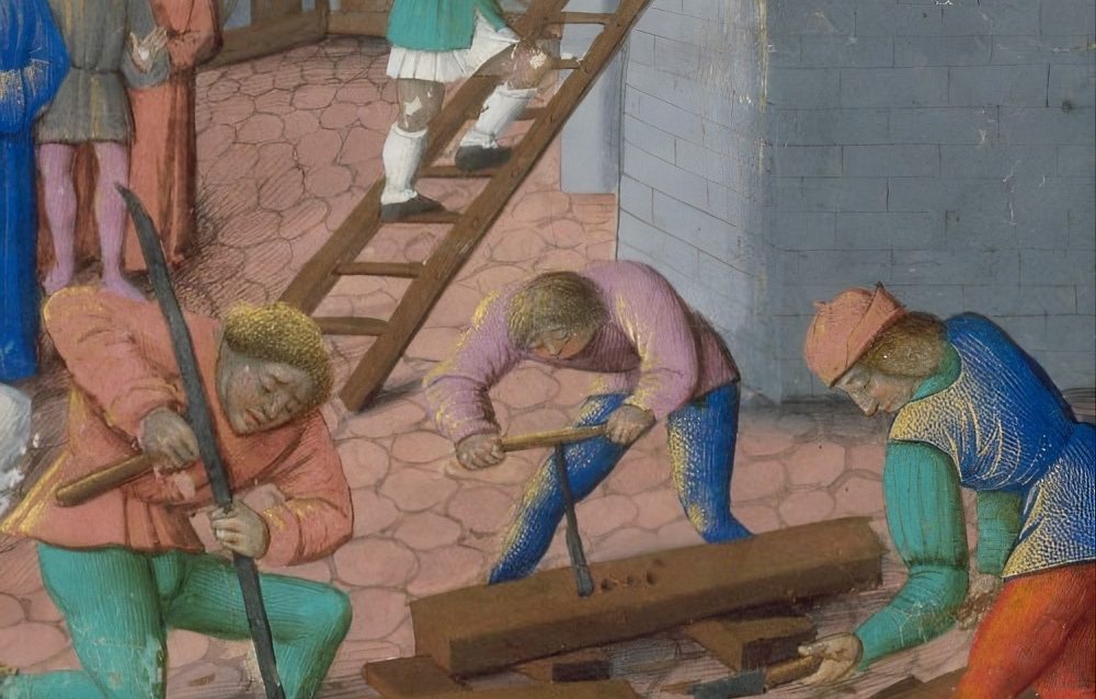 Charpente traditionnelle : outils et pratiques du bâti ancien Illustration médiévale représentant des charpentiers travaillant le bois à la main, utilisant hache, doloire et outils traditionnels