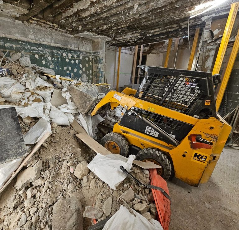 mini pelle pour rez-de-chaussée permettant de faciliter les phases de démolition de certains ouvrages