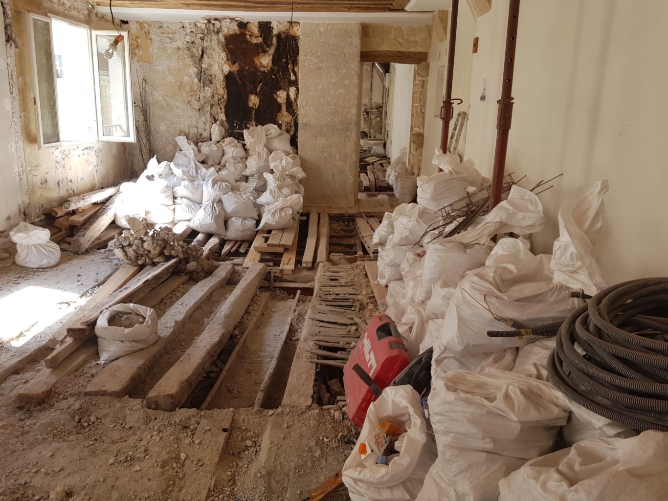 STOCKAGE TROP IMPORTANTS GRAVATS SUR PLANCHER AFFAIBLI