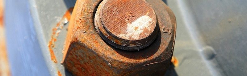 Exemple de corrosion galvanique sur un boulon métallique provoquée par le contact entre deux métaux de potentiels électrochimiques différent
