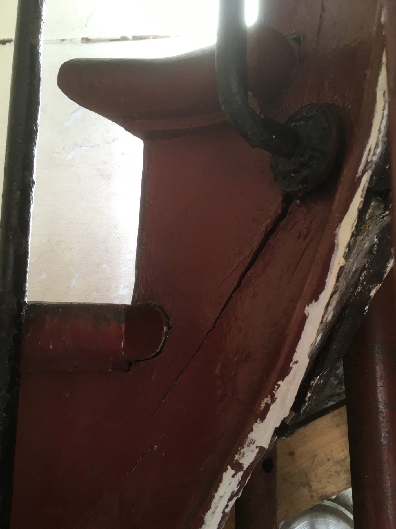 LIMON DÉGRADÉ PAR GERÇURE DU A LA FIXATION DU GARDE-CORPS