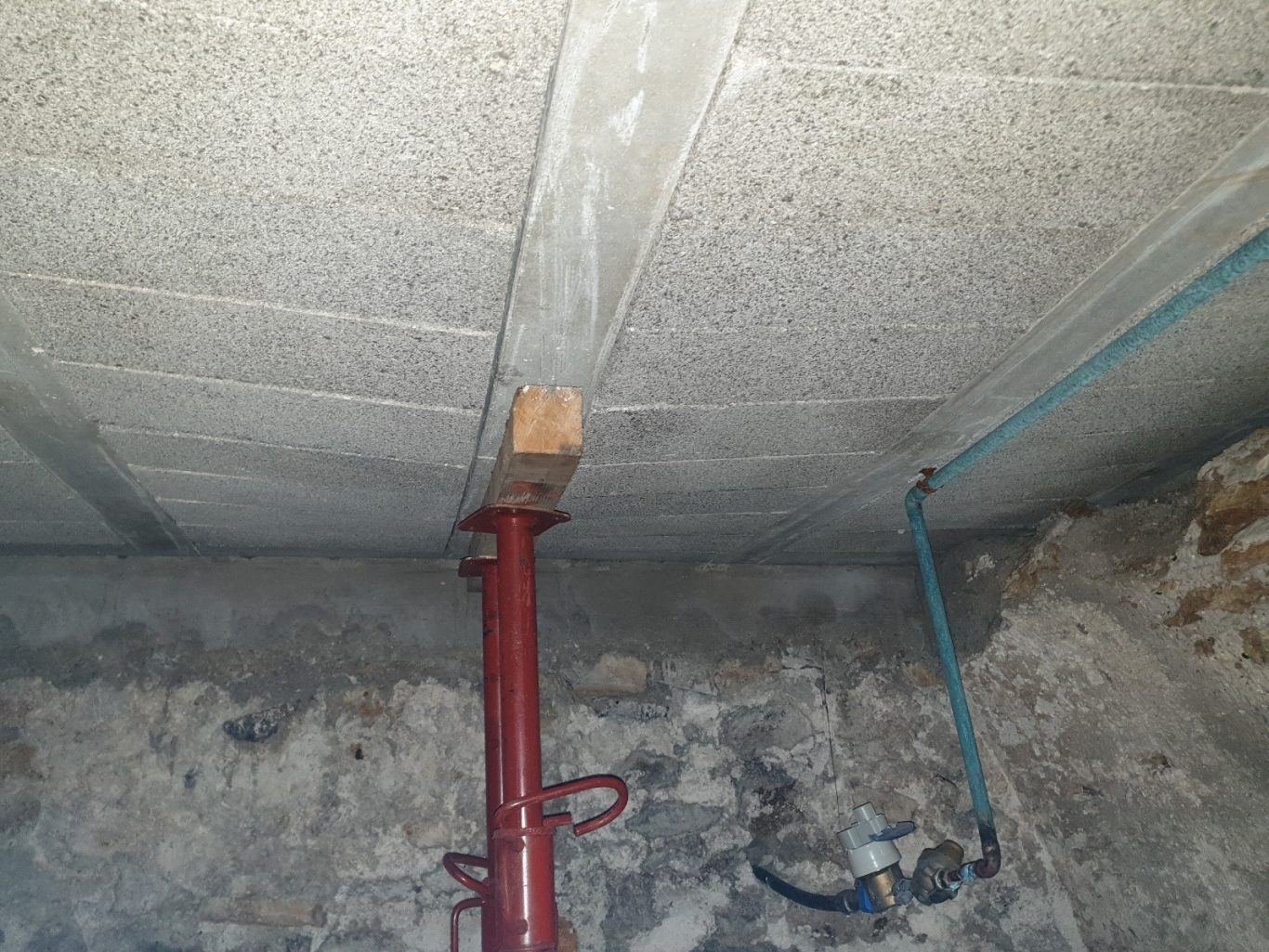 AFFAISSEMENT PONCTUEL DU SOL AU DROIT DE LA SOLIVE EN BÉTON ARMÉ