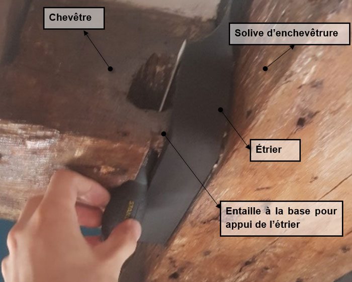 Entaille à la base du chevêtre pour pose de l'étrier