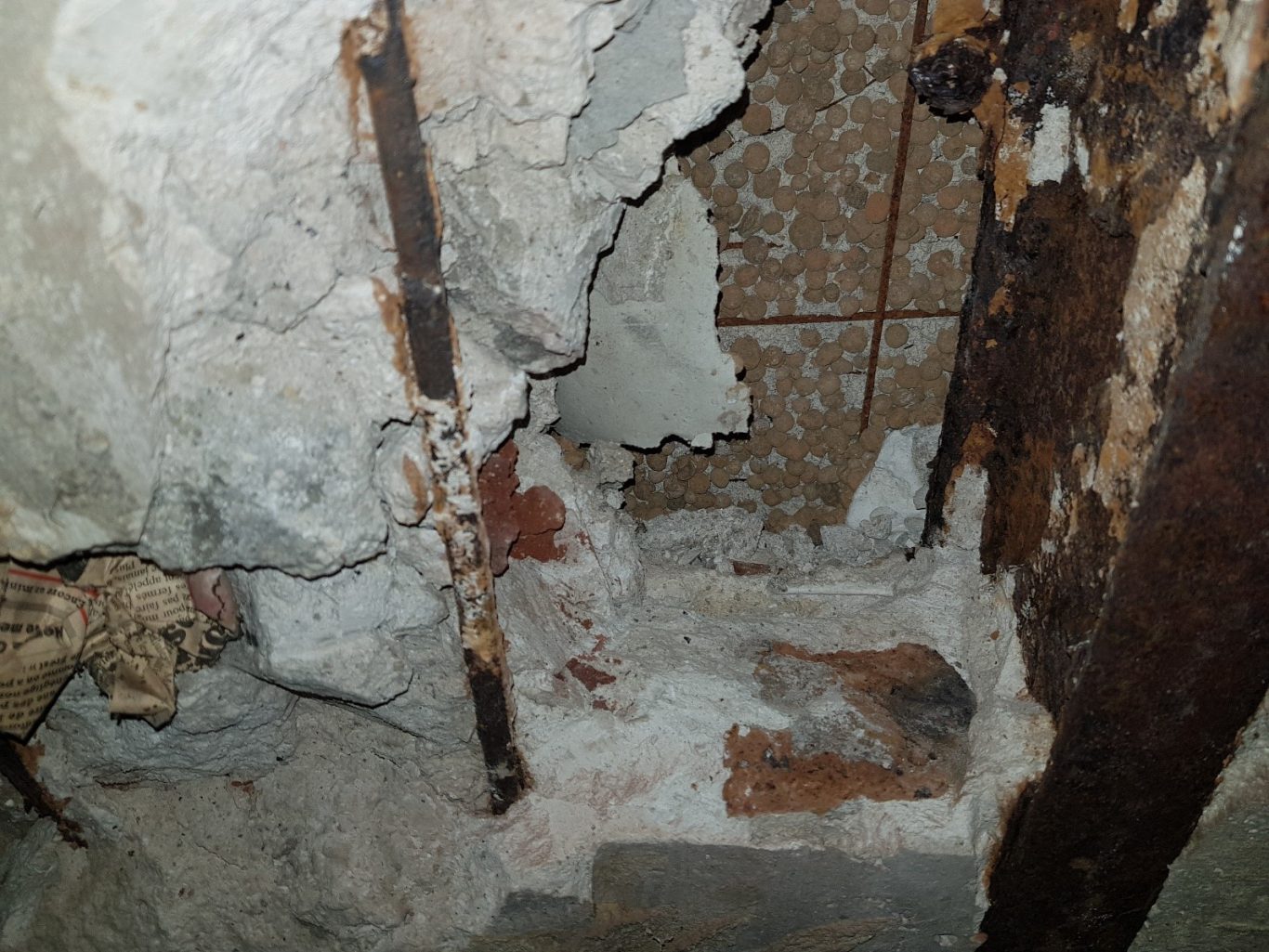 FER ET ACIER D’ARMATURE DES ENTREVOUS CORRODÉS ET CHAPE DE RAGRÉAGE AVEC BILLES DE POLYSTYRÈNE