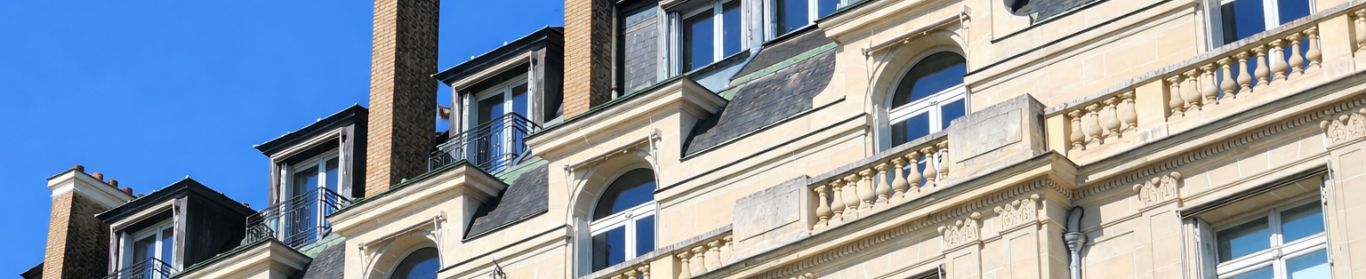 Façade d'un immeuble parisien haussmannien, avec maçonnerie en pierre de taille et plancher IAO Image d'un bâtiment ancien parisien en maçonnerie pierre de taille