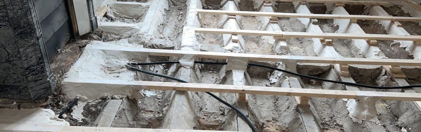 réalisation d'un  contre lambourdage avec cales pour remettre un plancher en pointe de Hongrie plan sans ajouter de charges