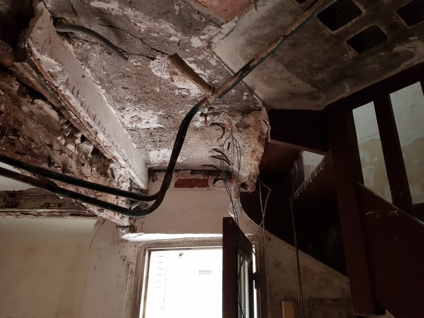 DALLE EN BÉTON ARMÉE EN SUPPORT DE L'ESCALIER AVEC APPUI SUR PIÈCE EN BÉTON AUTOPORTANTE