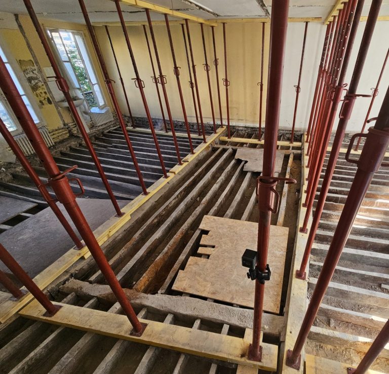 étaiement dans un immeuble en péril à la suite d'une fracture de poutre maîtresse