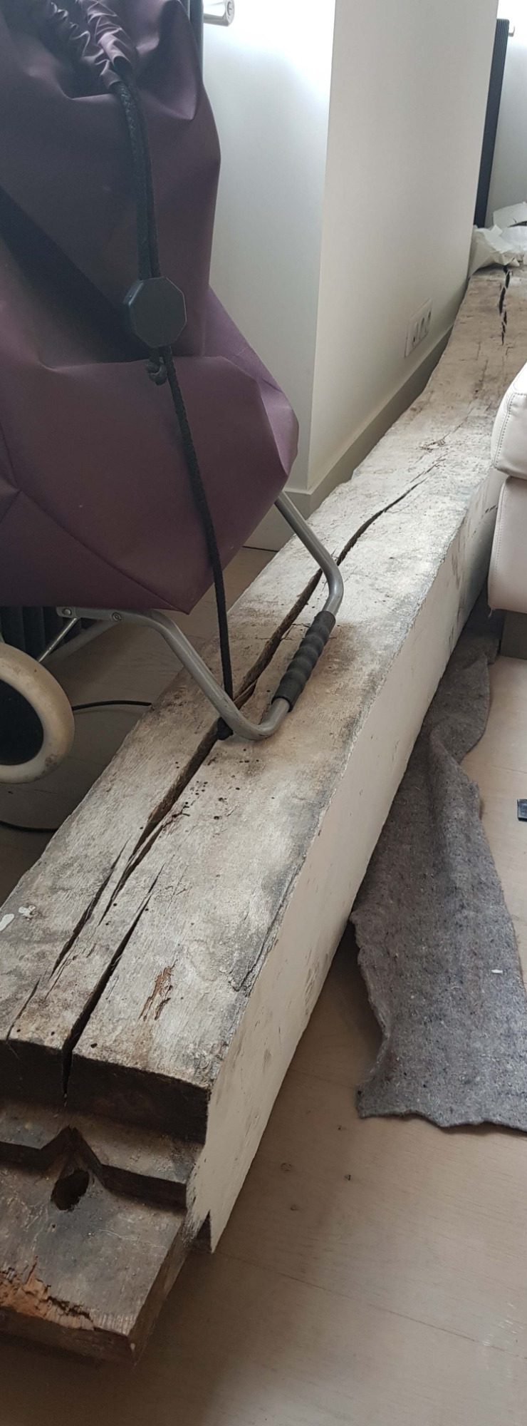 Poutres bois anciennes effondré avec gerces et traces de dégradation dans le cadre d’un diagnostic structurel de bâtiment ancien