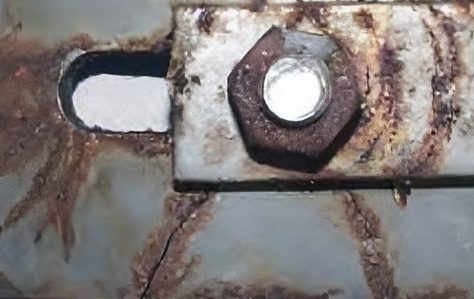 Exemple de fissuration par corrosion sous contrainte sur un assemblage boulonné dans une structure ancienne
