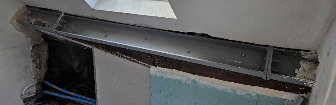 flasque avec UPE 160 + joint de transport liaisonné à une panne bois dégradé en charpente.