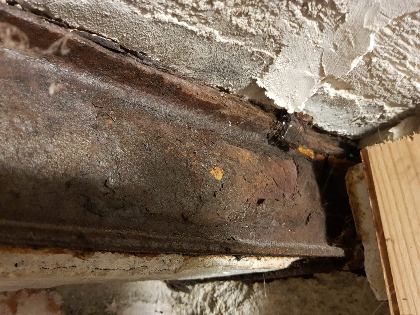 FER EN ŒUVRE FORTEMENT CORRODÉ ET FEUILLETÉ