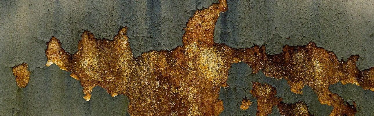 Exemple de corrosion par aération différentielle sur acier avec peinture anticorrosion dégradée dans une structure métallique ancienne.