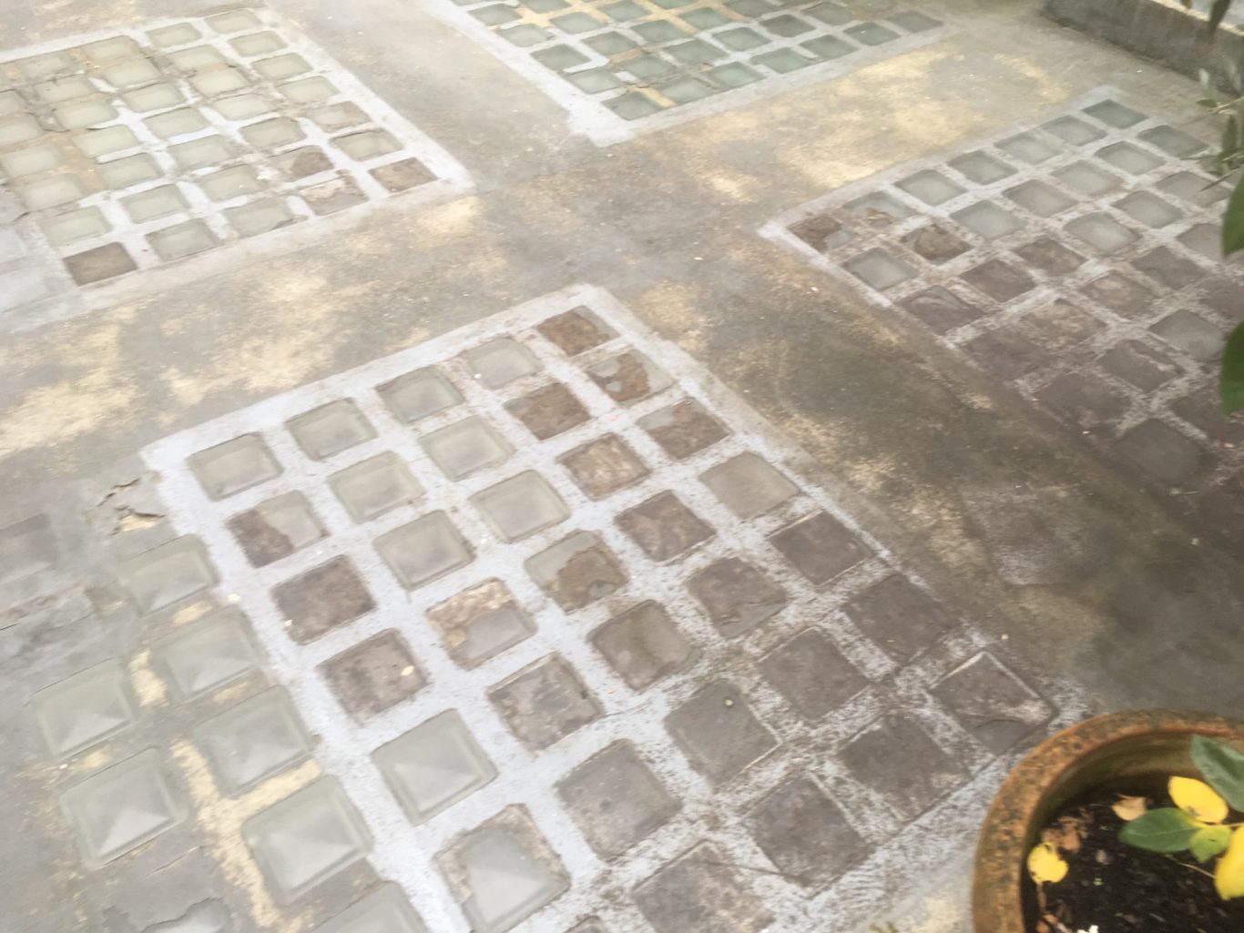 INFILTRATION D’EAU DANS LA DALLE BÉTON PAR LES PAVÉS DE VERRE